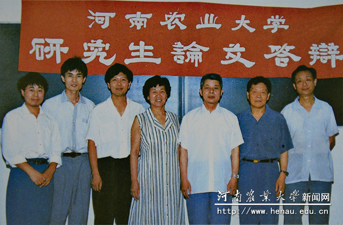 在研究生论文答辩上指导 在研究生论文答辩上指导