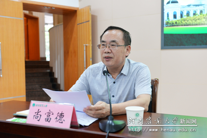 副校长尚富德宣读了《关于做好疫情防控常态化条件下高校毕业生校园招聘活动的通知》 副校长尚富德宣读了《关于做好疫情防控常态化条件下高校毕业生校园招聘活动的通知》