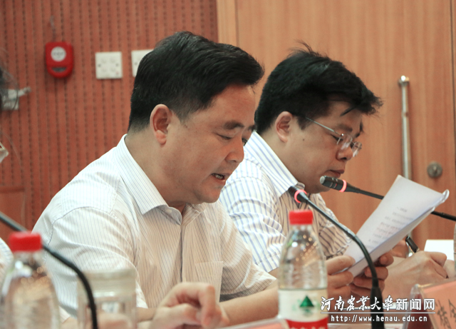 校党委副书记、工会主席褚金海宣读文件 校党委副书记、工会主席褚金海宣读文件