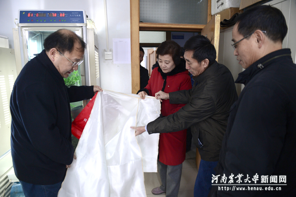 副校长柳娜查看灭火毯等消防设备配置使用情况 副校长柳娜查看灭火毯等消防设备配置使用情况