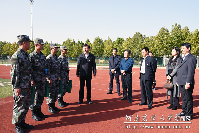 校党委副书记、工会主席李成吾看望慰问军训教官