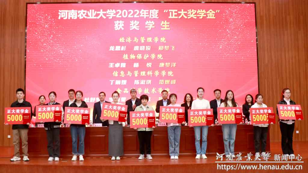 与会领导为获奖学生颁奖.jpg