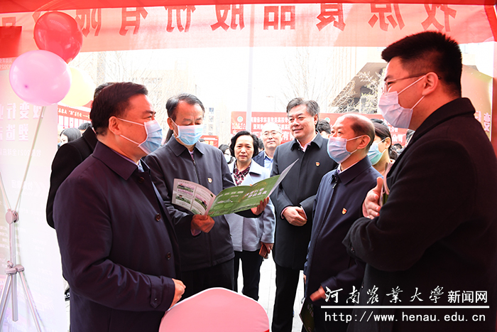 与会领导与招聘企业交流