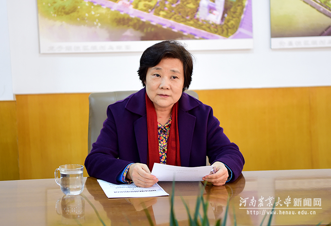 副校长柳娜主持会议