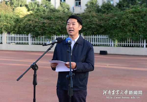 校党委副书记王洪彬在升旗仪式上讲话