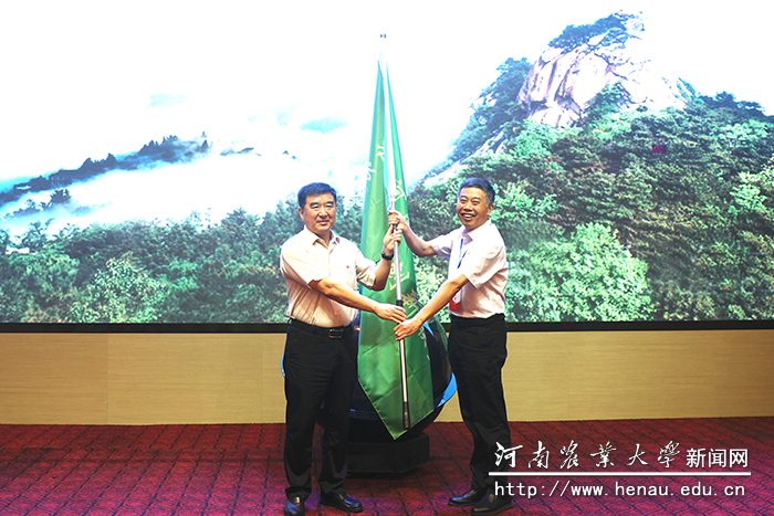 河南省教育厅党组成员、副厅长、一级巡视员刁玉华向联盟秘书长冯建灿授旗 河南省教育厅党组成员、副厅长、一级巡视员刁玉华向联盟秘书长冯建灿授旗
