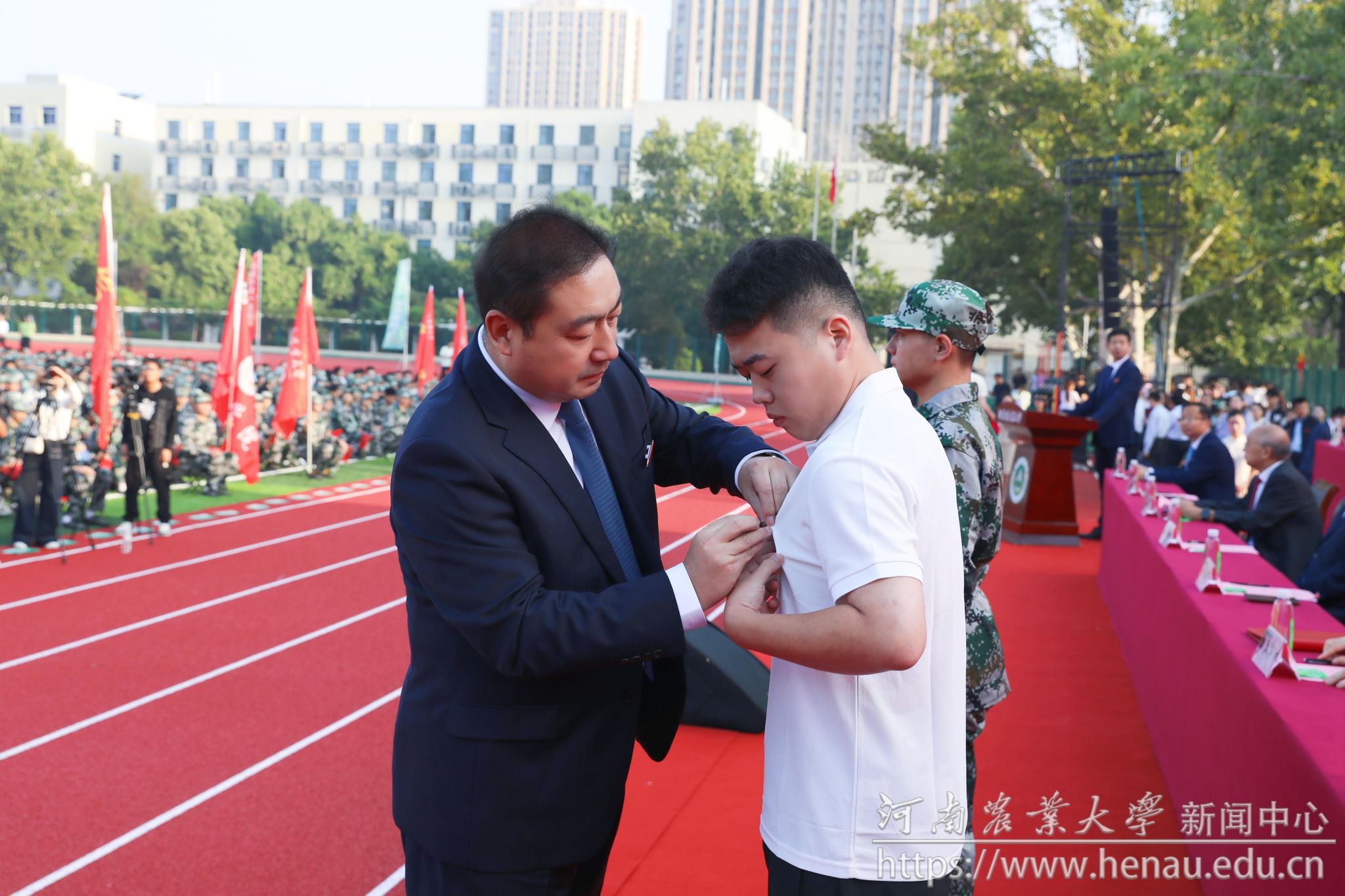 岳杰勇为新生代表佩戴校徽.jpg