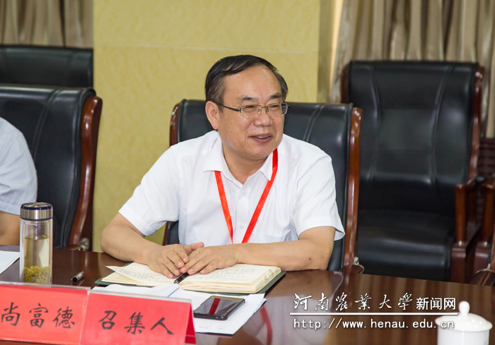 副校长尚富德主持分组研讨 副校长尚富德主持分组研讨