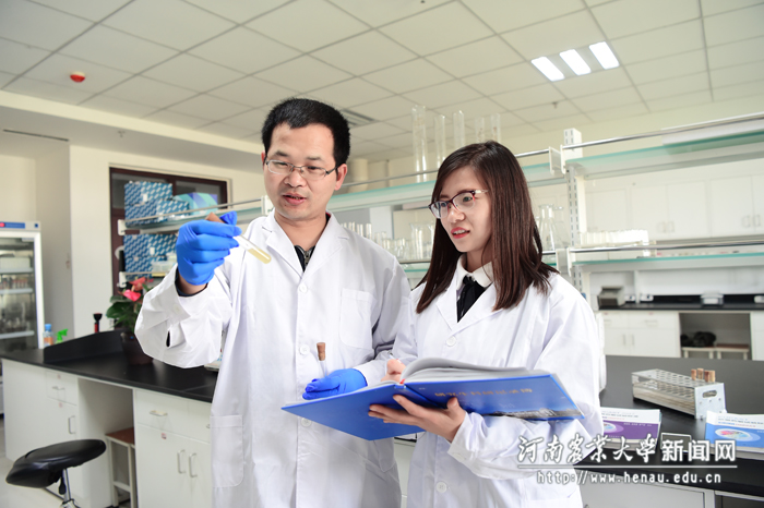 杜向党教授指导研究生实验 杜向党教授指导研究生实验