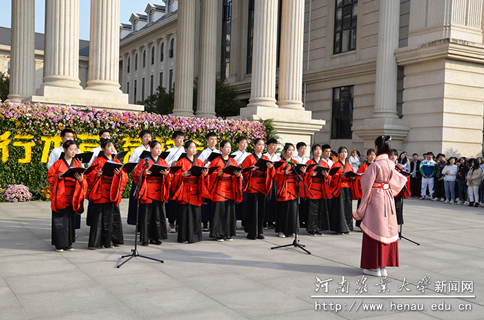 身穿汉服的同学们表演咏菊节目 身穿汉服的同学们表演咏菊节目