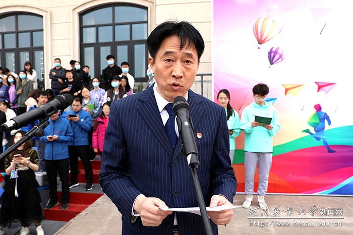 体育学院院长管勇生主持开幕式（1）