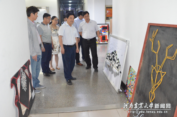 校党委副书记、工会主席褚金海参观展览