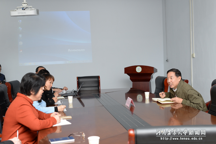 专家组成员、沈阳农业大学教务处处长段玉玺与教师代表座谈