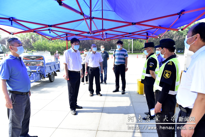 校党委副书记、工会主席李成吾,副校长林同保在龙子湖校区查看返校复学情况 校党委副书记、工会主席李成吾,副校长林同保在龙子湖校区查看返校复学情况