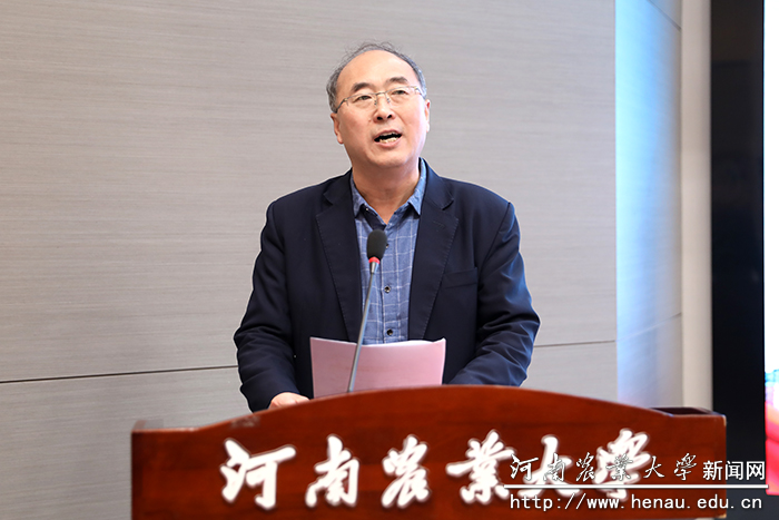 副校长林同保宣读表彰文件 副校长林同保宣读表彰文件