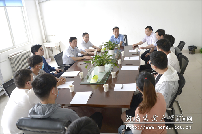 魏蒙关一行与第一批返校复学驻许昌校区开展实验的研究生座谈交流 魏蒙关一行与第一批返校复学驻许昌校区开展实验的研究生座谈交流