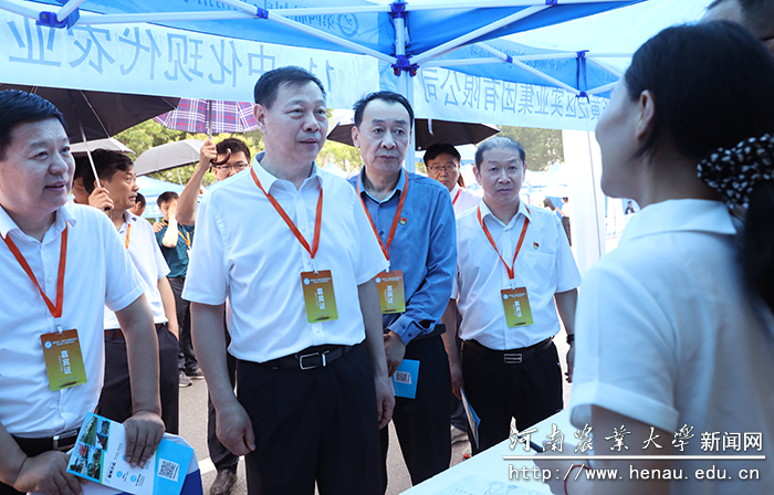 与会领导和参会用人单位进行交流 与会领导和参会用人单位进行交流
