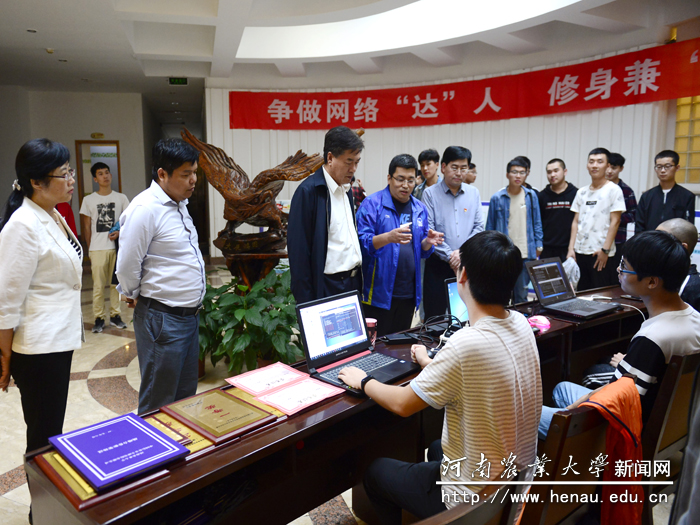 校党委副书记、工会主席李成吾查看网络安全主题教育日活动 校党委副书记、工会主席李成吾查看网络安全主题教育日活动