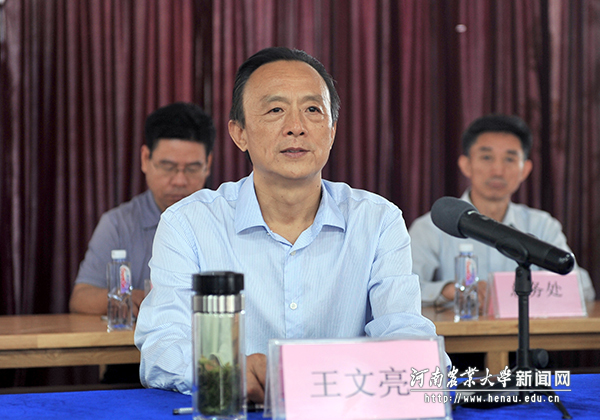 校党委副书记王文亮在许昌校区宣读2015级优秀新生表彰决定 校党委副书记王文亮在许昌校区宣读2015级优秀新生表彰决定