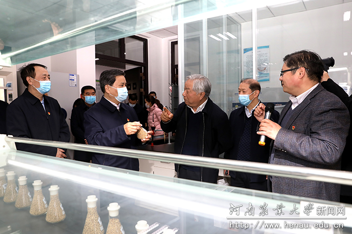 副省长武国定听取专家介绍科研进展情况 副省长武国定听取专家介绍科研进展情况