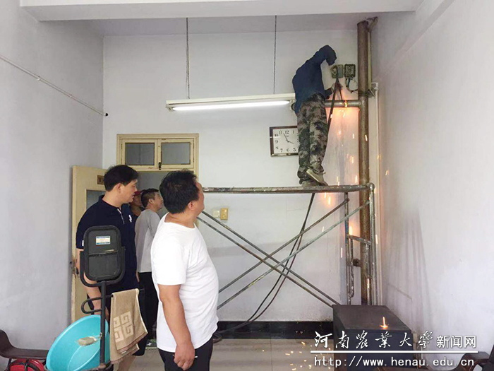 后勤修缮中心对桃李园教学楼进行消防管道改造 后勤修缮中心对桃李园教学楼进行消防管道改造