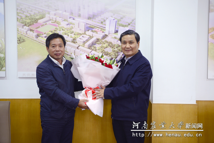 武国定为汤继华送上了鲜花,并带去了省委省政府的新春祝福 武国定为汤继华送上了鲜花,并带去了省委省政府的新春祝福