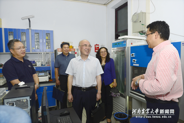 校党委书记李留心到生命科学学院调研 校党委书记李留心到生命科学学院调研