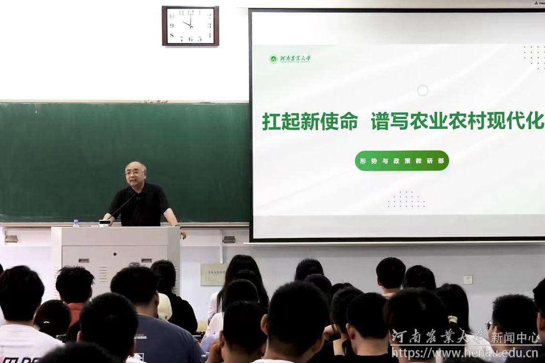 校党委副书记游舸上思政课1.jpg