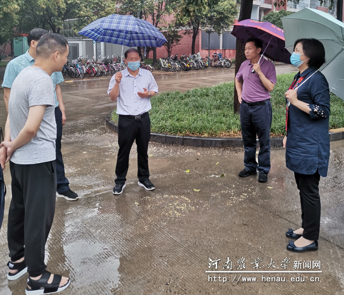 副校长介晓磊查看校园环境建设情况 副校长介晓磊查看校园环境建设情况