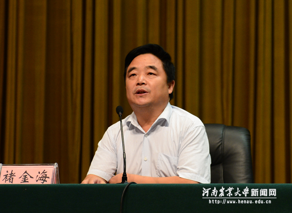 校党委副书记、工会主席褚金海宣读文化路校区和龙子湖校区2015级优秀新生表彰决定 校党委副书记、工会主席褚金海宣读文化路校区和龙子湖校区2015级优秀新生表彰决定