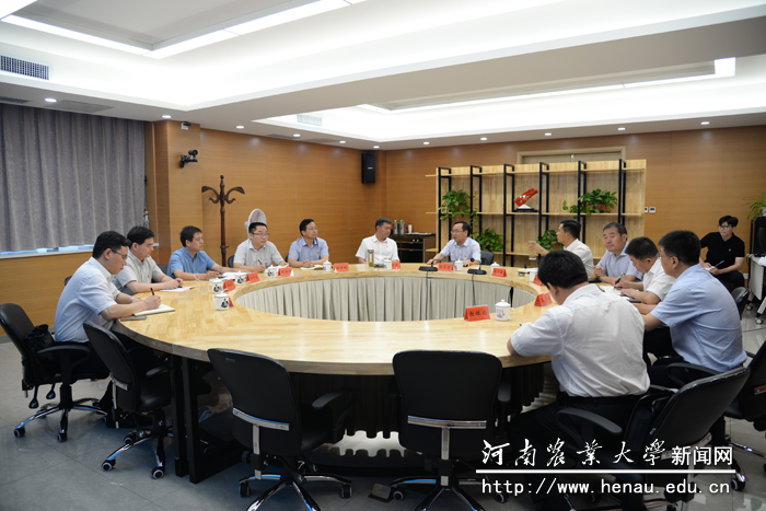 副校长尚富德与当地干部座谈 副校长尚富德与当地干部座谈
