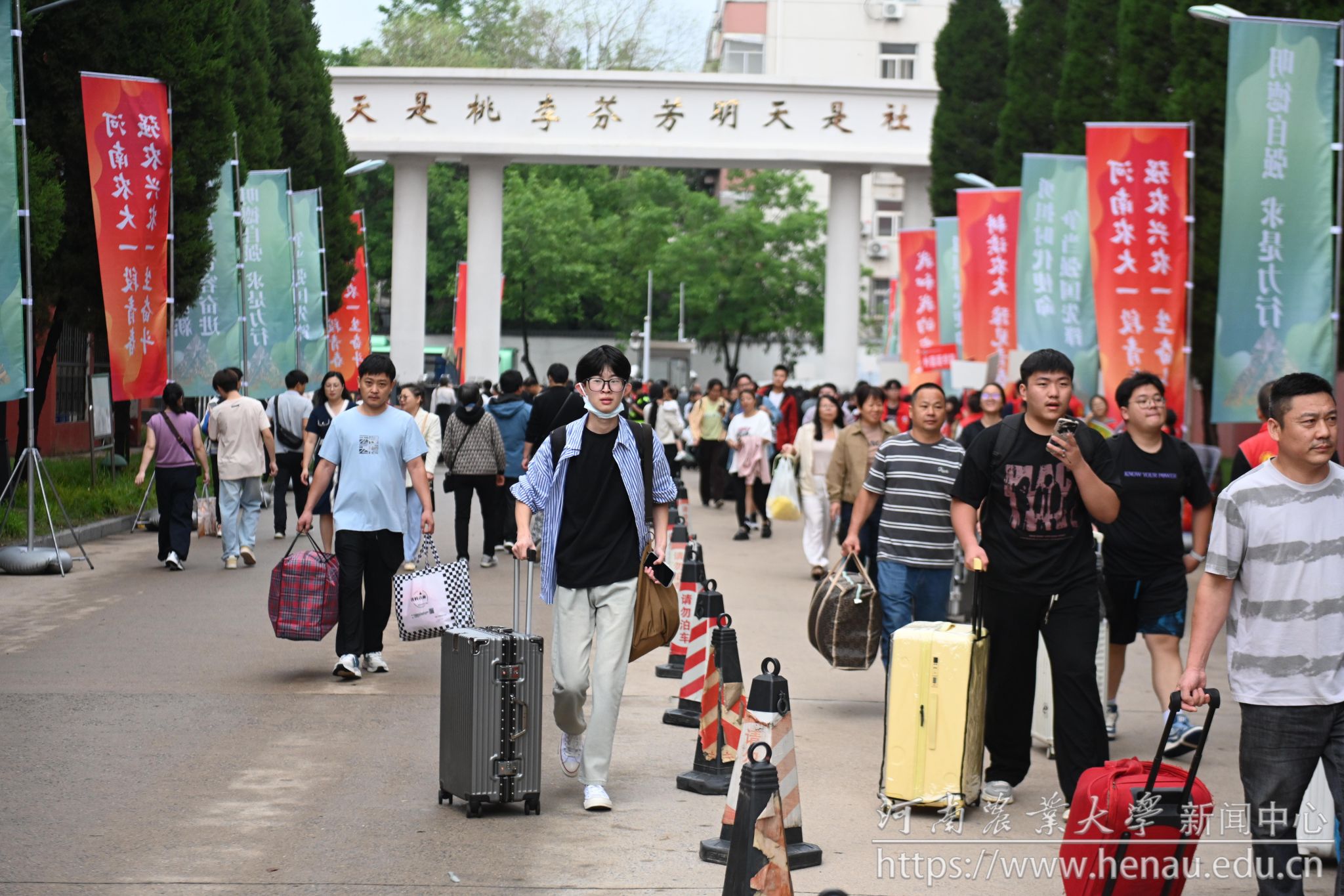 汹涌人海里，一眼就是你.jpg