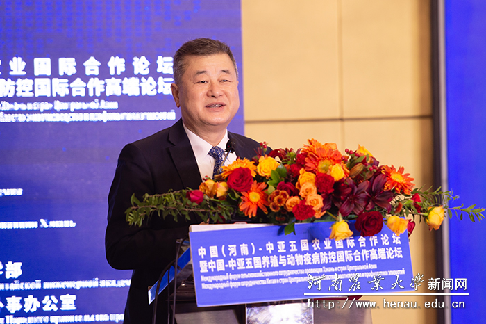 中国工程院院士、军事医学科学院研究员金宁一主持报告会 中国工程院院士、军事医学科学院研究员金宁一主持报告会
