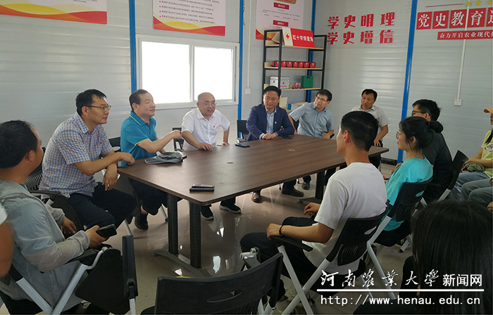 与师生进行座谈交流 与师生进行座谈交流