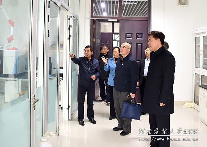 李留心一行察看实验室 李留心一行察看实验室