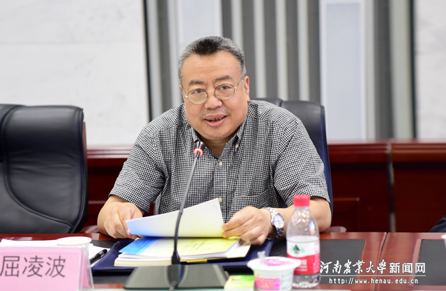 专家组组长、洛阳理工学院院长屈凌波主持验收汇报会 专家组组长、洛阳理工学院院长屈凌波主持验收汇报会