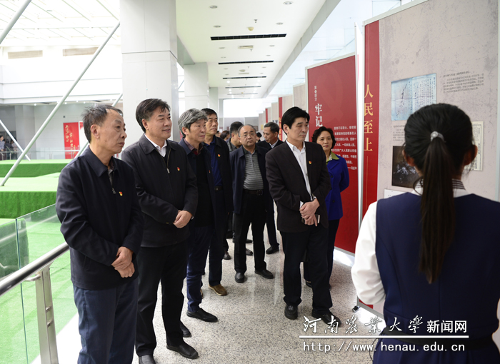 校党委理论学习中心组集体参观“不忘初心、牢记使命”档案文献展览 校党委理论学习中心组集体参观“不忘初心、牢记使命”档案文献展览