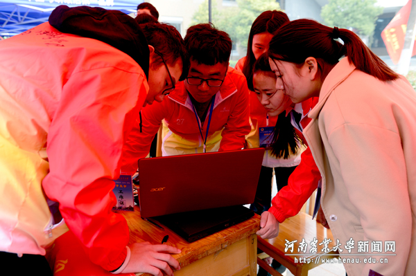 信管学院电脑120服务队的同学们现场为大家优化系统 信管学院电脑120服务队的同学们现场为大家优化系统