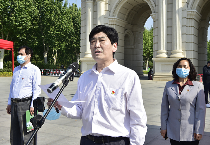 校党委副书记赵榴明主持演练启动仪式（水印）
