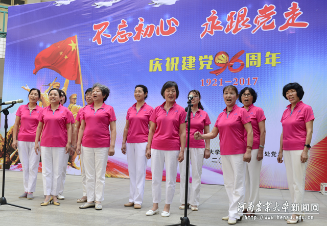 老同志载歌载舞欢庆党的生日 老同志载歌载舞欢庆党的生日