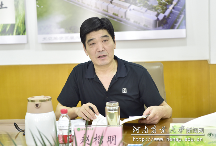 校党委副书记赵榴明领学 校党委副书记赵榴明领学