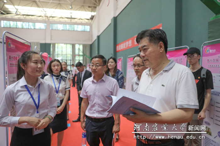 校党委副书记、工会主席李成吾现场指导竞赛活动 校党委副书记、工会主席李成吾现场指导竞赛活动