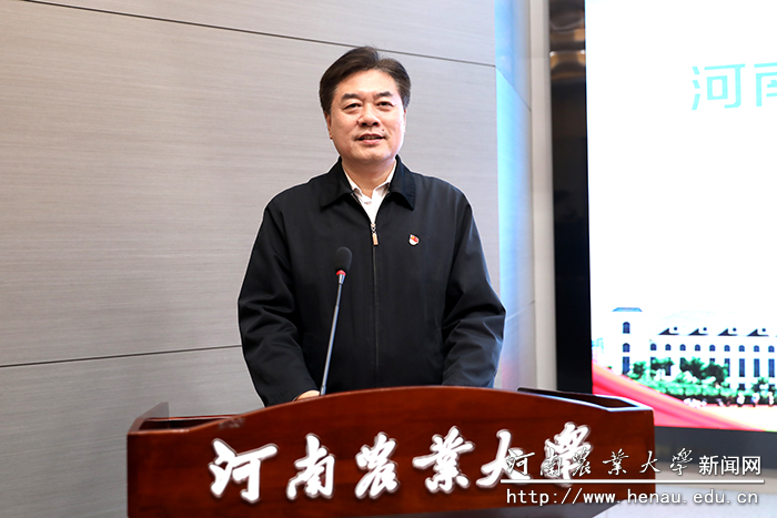 校党委副书记、工会主席李成吾主持会议 校党委副书记、工会主席李成吾主持会议
