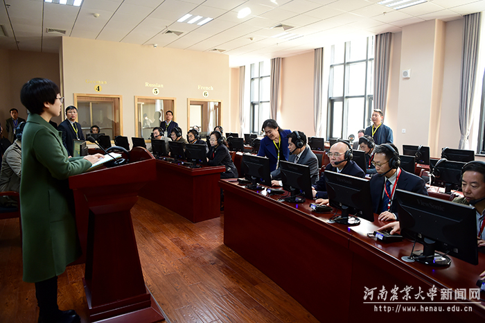在外国语学院同声传译实验室,专家组体验由我校师生现场进行的四国语言同声传译 在外国语学院同声传译实验室,专家组体验由我校师生现场进行的四国语言同声传译