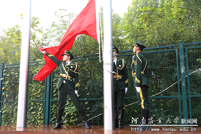 升旗手升起国旗 升旗手升起国旗