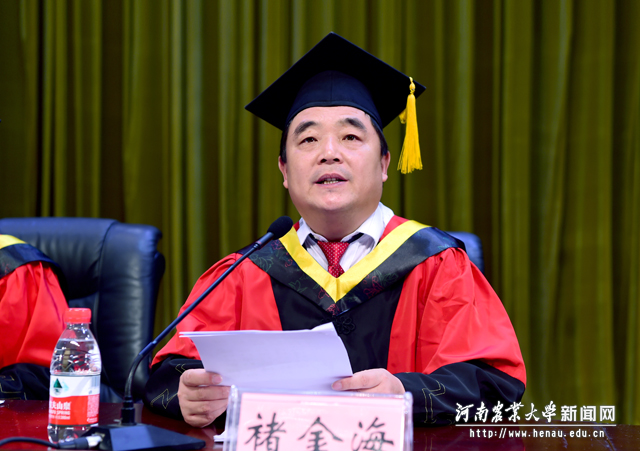 校党委副书记、工会主席褚金海宣读优秀毕业生名单 校党委副书记、工会主席褚金海宣读优秀毕业生名单