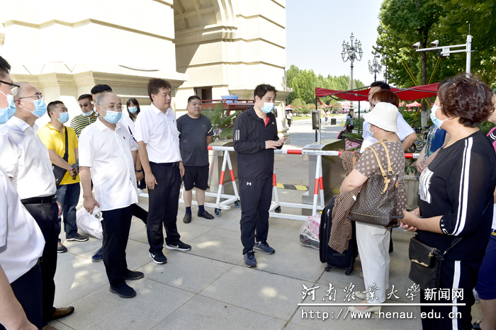 校长、中国工程院院士张改平看望慰问学生家长 校长、中国工程院院士张改平看望慰问学生家长
