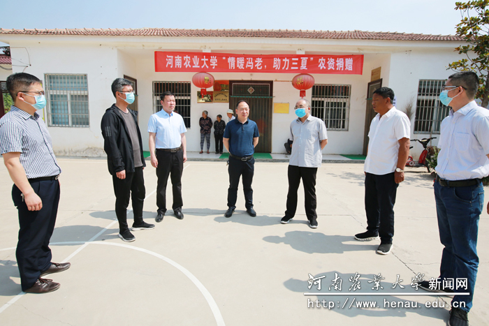 校纪委书记游舸(右三)赴扶沟县冯老村指导脱贫攻坚工作 校纪委书记游舸(右三)赴扶沟县冯老村指导脱贫攻坚工作