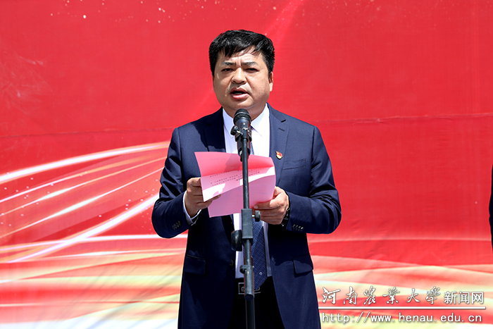 许昌市政府党组成员、秘书长白红超主持开工仪式 许昌市政府党组成员、秘书长白红超主持开工仪式