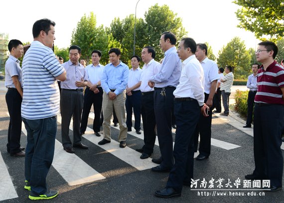 杜占元、徐济超听取情况介绍 杜占元、徐济超听取情况介绍